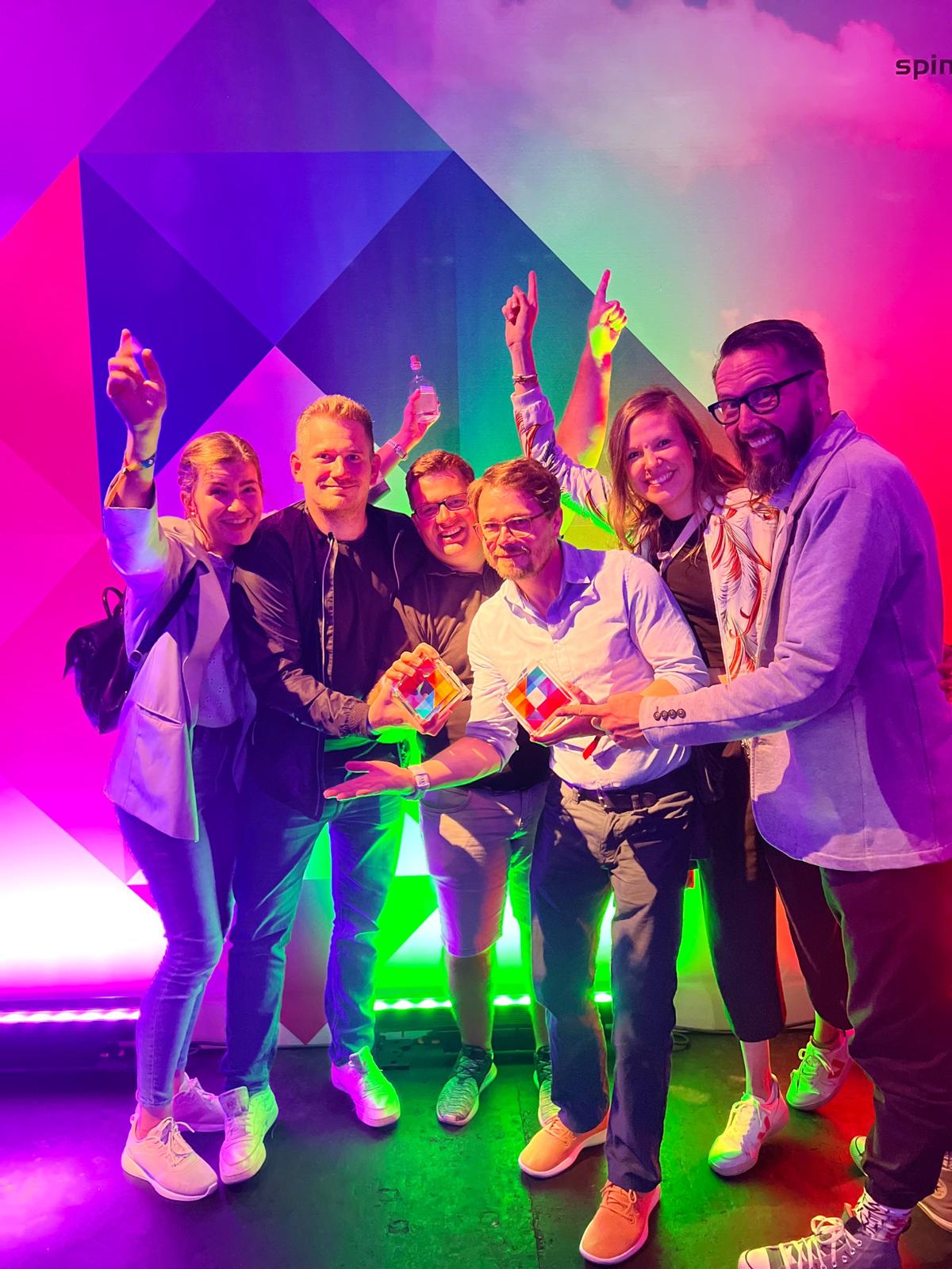Teamfoto bei einer Award-Verleihung